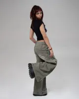 Pantalón jean verde oliva, de tiro bajo y corte ancho.