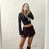 Minifalda marrón de encaje con short interno.