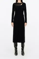 Vestido midi negro con escote asimétrico, cuello redondo, manga larga y detalle de abertura en el hombro con lazo.