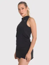 Musculosa deportiva negra con medio cierre frontal, cuello alto y logo estampado en el pecho.