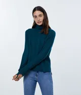 Suéter de punto color verde petróleo, con cuello alto y mangas largas. Tejido acanalado.