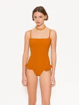 Traje de baño entero color marrón con escote recto, breteles desmontables y volados en la cadera.