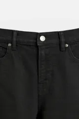 Pantalón de jean azul oscuro, corte slim fit, tiro medio, cinco bolsillos, tejido elástico y efecto lavado.