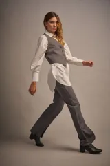 Camisa blanca de poplin de algodón, manga larga con puños anchos y acceso por botones en cartera central y puños.