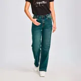 Pantalón de jean celeste de pierna ancha con roturas en ambas rodillas.