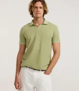 Polo de hombre color verde claro con efecto lavado, cuello polo y manga corta. Presenta un escote en V en la abertura del cuello.