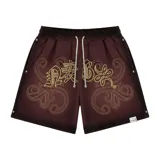 Bermuda de felpa color marrón oscuro con efecto lavado (washed) y detalles en negro en los laterales. Presenta un gran estampado serigrafiado en dorado con tipografía oriental y motivos ornamentales. Tiene cordón de ajuste en la cintura y remaches metálicos cromados en los laterales.