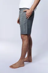 Short de baño gris con cintura elástica ajustable.