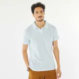 Remera polo celeste de punto gofrado con cuello clásico y mangas cortas.