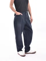 Pantalón de jean negro de corte recto, tiro medio y lavado gastado.
