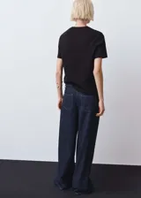 Camiseta negra de algodón de gramaje grueso, manga corta y cuello redondo.