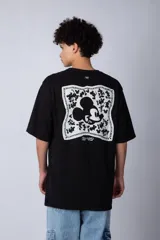 Remera color lila de corte oversize con cuello redondo y mangas cortas. Presenta un estampado pequeño de Mickey Mouse en el frente.