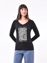 Remera negra de manga larga con estampa de flor en el frente.