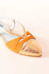 Bailarinas destalonadas color naranja con puntera estampada con diseño animal print en tonos dorados. Presentan tiras cruzadas en el empeine y plantilla de cuero. Fabricadas en España.