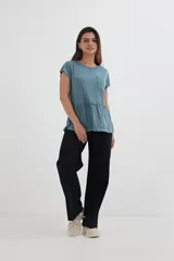 Remera azul con cuello redondo, bolsillo en el pecho y peplum en el ruedo.