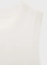 Musculosa blanca de tejido de punto fino, cuello redondo, tirantes anchos y diseño entallado.