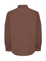 Camisa de hombre manga larga color marrón, confeccionada en popelina de algodón orgánico. Tiene cuello italiano, calce regular, bolsillo en el pecho con logo bordado y mangas ajustables con botón.
