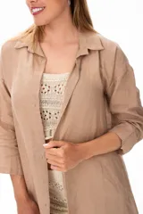 Camisola color camel de corte holgado con botón frontal y mangas 3/4.
