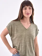 Remera color oliva con escote en V y mangas cortas.