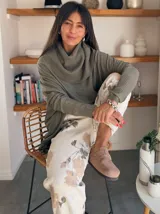 Pantalón de pana color crudo con estampado floral en tonos beige y marrón.