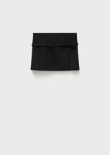 Minifalda negra de corte recto con cinturón decorativo y abertura lateral.