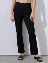 Pantalón de jean color ladrillo, corte recto, tiro alto, con bolsillos delanteros y traseros.