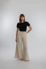 Pantalón wide leg color beige con costuras a la vista.