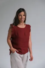 Musculosa color bordó de lino, con cuello redondo y volados en los hombros.