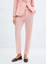 Pantalón de vestir color rosa claro, de corte recto y entallado, con pinzas delanteras, bolsillos laterales y abertura posterior.