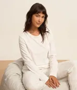Conjunto de pijama largo de plush con estampado de cuadros, compuesto por una blusa de manga larga y un pantalón.