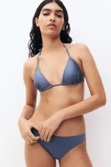 Top de bikini azul con tirantes finos.