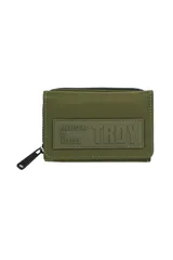 Billetera plegable color verde militar con cierre de cremallera superior y broche a presión. Tiene un parche frontal con la inscripción "MANIFESTING ALL THE GOOD" y el logo "TRDY".
