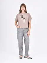 Remera blanca de corte recto con estampado de flores rojas y texto azul "PROFUMO DI FIORI".