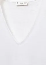 Remera celeste de lino con cuello en V y mangas cortas.