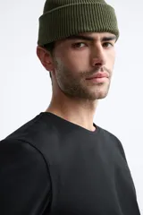 Camiseta slim fit de cuello redondo y manga corta, confeccionada en tejido de algodón con elasticidad.