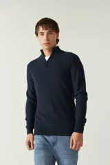 Sweater gris de punto con medio cierre, cuello alto y logo bordado en el pecho.