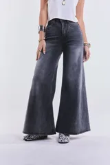 Pantalón de jean negro gastado, de tiro alto y corte wide leg.