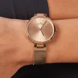 Reloj Jacques Lemans de dama, modelo 1-2110L de la línea Milano. Caja de acero con acabado IP rosado de 34 mm de diámetro. Pulsera de acero con acabado IP rosado. Sumergible hasta 5 ATM.