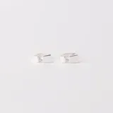 Par de aros pequeños de plata 925 con forma rectangular y circonias incrustadas.