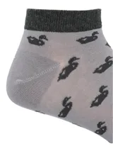 Calcetines tobilleros grises con puño negro y estampado de patos negros.