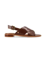 Sandalia de cuero color chocolate con tiras anchas cruzadas en el empeine y tira trasera con hebilla ajustable.
