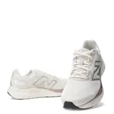 Championes New Balance 680 V8 para mujer, color beige con logo plateado.