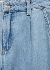 Pantalón de jean celeste de corte recto, tiro medio y largo hasta el tobillo. Presenta cierre de cremallera y botón, trabillas para cinturón y pinzas en la parte delantera.