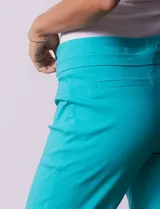 Pantalón de vestir color turquesa, marca Zac & Rachel, corte recto y largo al tobillo.