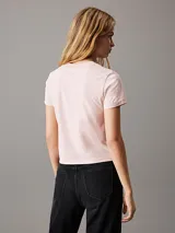 Remera rosa de algodón con logo de Calvin Klein Jeans estampado en el pecho.