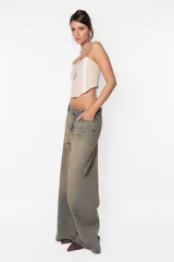 Corset strapless color beige con ballenas y elástico en la espalda. Presenta doble tira de ganchos lenceros en el delantero.