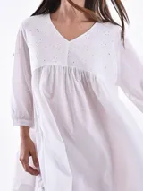 Vestido corto blanco con escote en V y mangas 3/4.