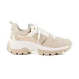Zapatillas deportivas urbanas color beige con detalles en blanco y dorado. Capellada de malla y cuero sintético, con cordones blancos y suela de goma con diseño track.