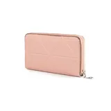 Billetera de símil cuero color nude con diseño geométrico en relieve y logo XL plateado. Cuenta con cierre perimetral, bolsillo externo con cierre, bolsillo interno con cierre y múltiples compartimentos para tarjetas.