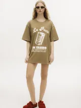 Remera color marrón con estampado de una lata y texto en blanco. Corte cuadrado y básico, hecha en algodón con textura tipo gastada.